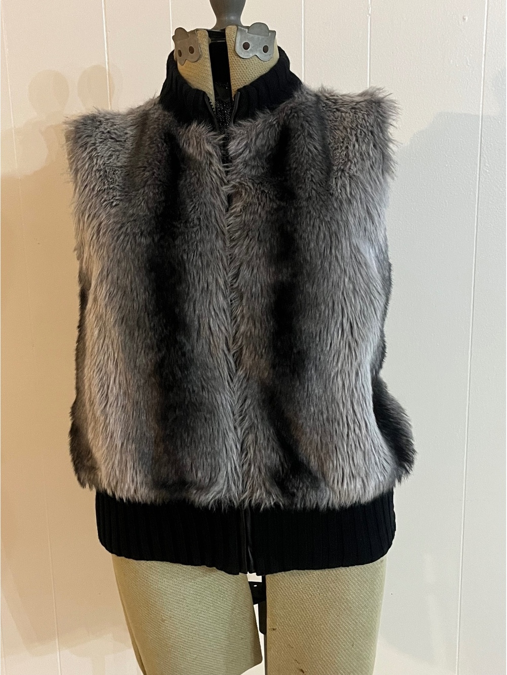 Tiara Women's Large Faux Fur and Knit Vest, Gray and Black